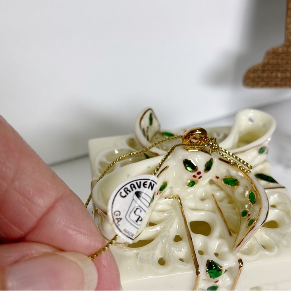 Craven Pottery Iridescent Ivory Perforated Gift Box Ornament Holly Accents NEW - Picture 6 of 9